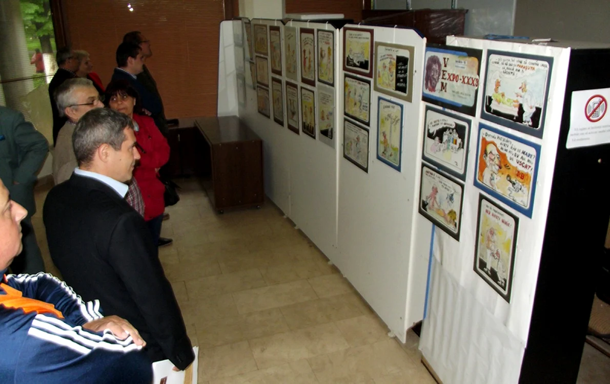 În foaierul sălii de evenimente a Consiliului Judeţean Buzău a fost organizată o expoziţie de caricatură
