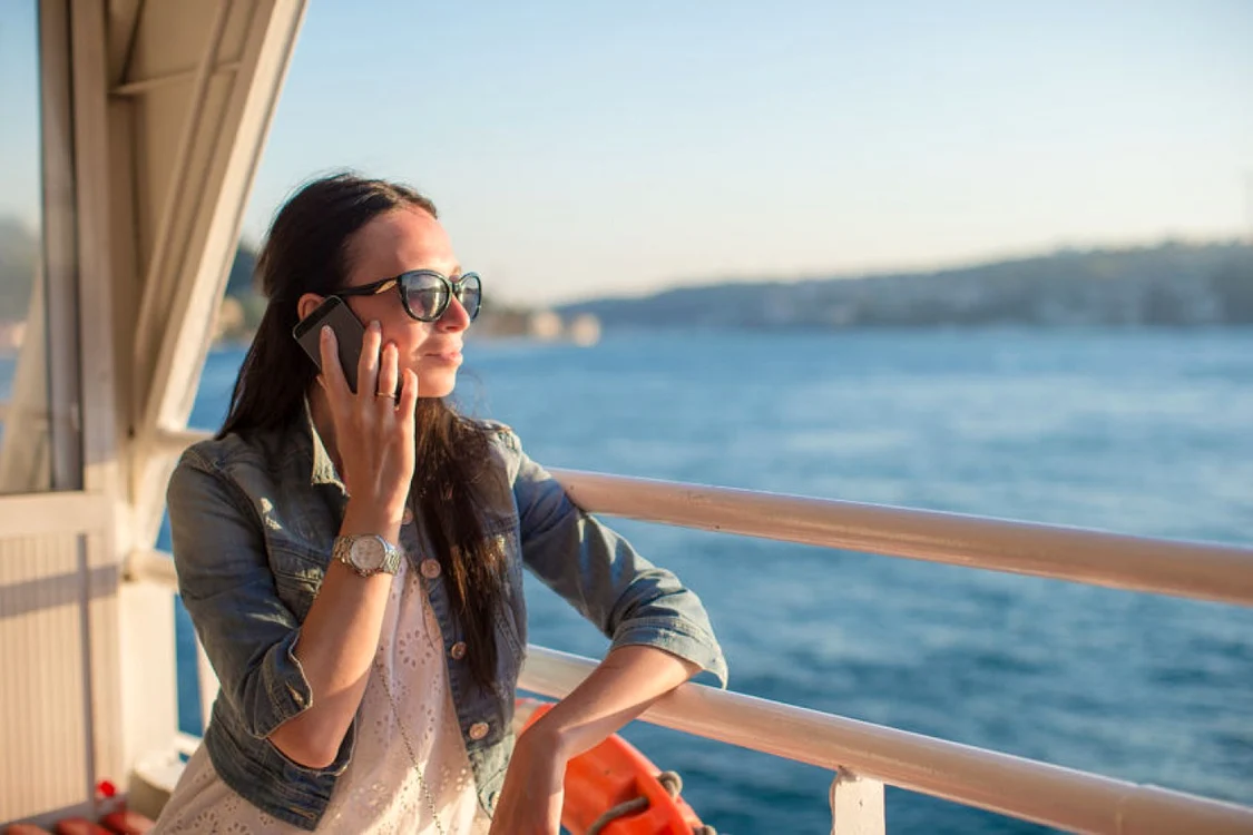 Roaming - femeie care vorbeste la telefon FOTO 123 RF 