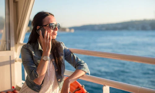 Roaming - femeie care vorbeste la telefon FOTO 123 RF 