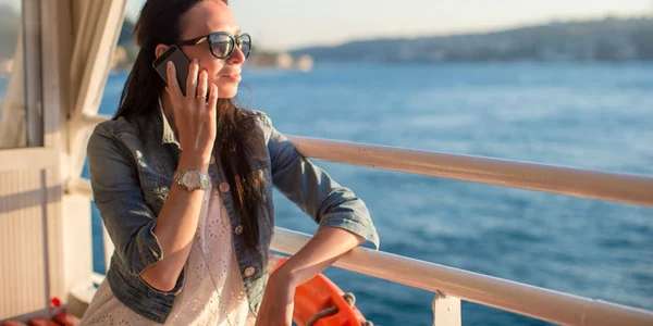 Roaming - femeie care vorbeste la telefon FOTO 123 RF 