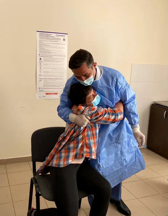 Un moment emoţionant a fost şi revederea cu verişoara de gradul I  Foto: RO Vaccinare