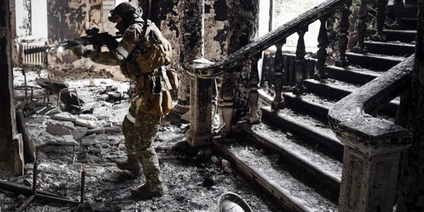 Soldat rus patrulează în Mariupol FOTO AFP