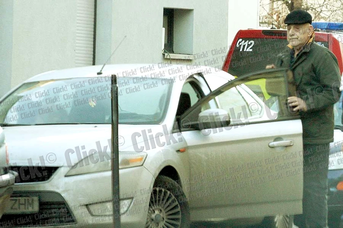 
    Viorel Lis urcă  la volanul maşinii  când pleacă de la spital (Fotografii: Blitz)  