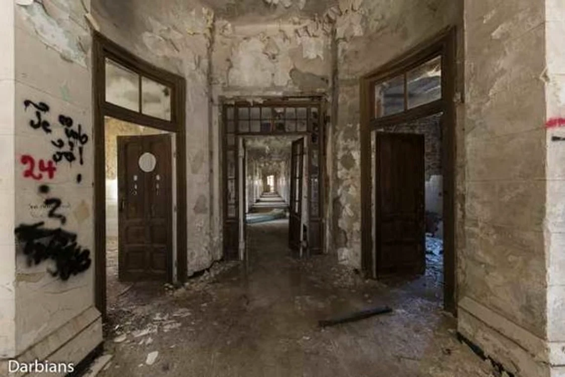 „Bijuteria băilor coroanei” este numită acum de localnici „Castelul groazei” sau „Sanatoriul părăsit”