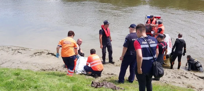 Trupurile celor doi bărbaţi, rămaşi captivi în maşină, au fost găsite FOTO ISU Ialomiţa