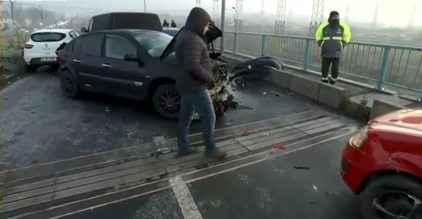 Un accident în lanţ în care au fost implicate cel puţin 20 de maşini a avut loc joi dimineaţă, în Bucureşti. FOTO Captură video