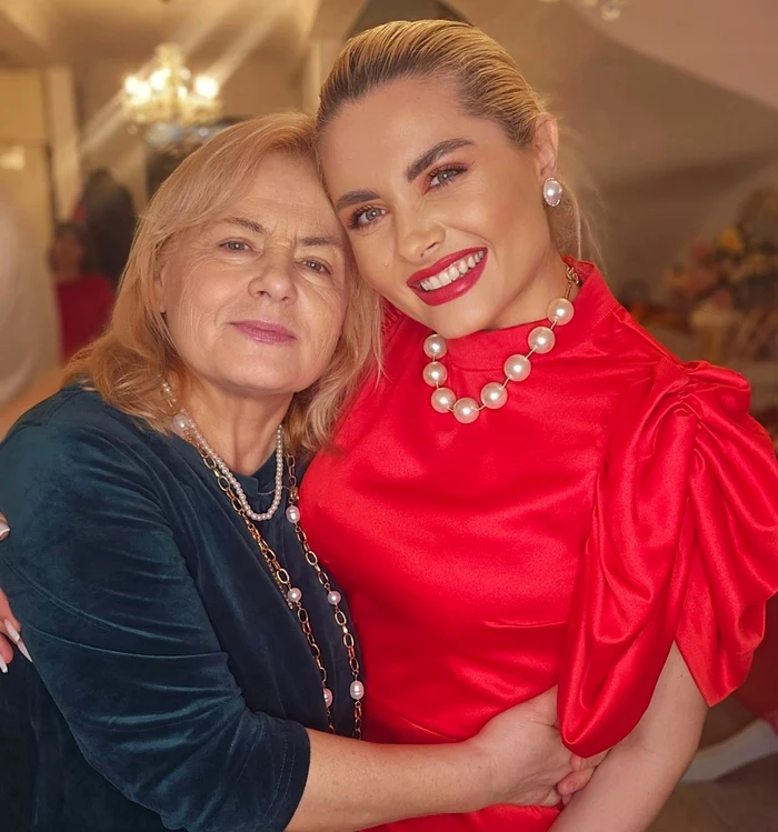 Iana Novac alături de mamă - Foto: social media 