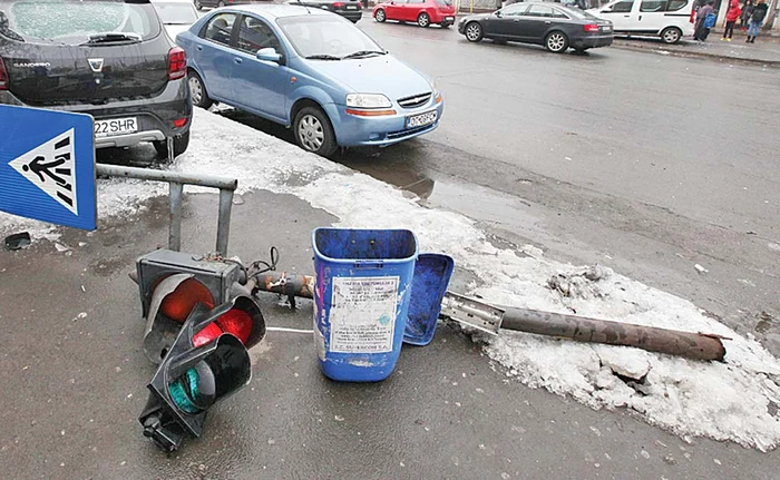Un semafor a căzut și el răpus de povara gheții