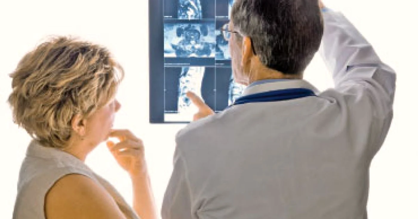 Osteoporoza este o boală în care oasele devin fragile şi poroase, boală care afectează mai des femeile trecute de 50 de ani