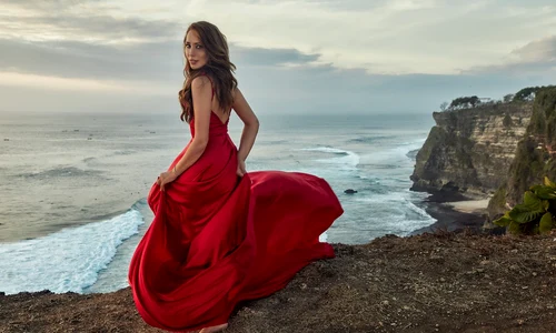 Iulia Vântur în roșu jpg