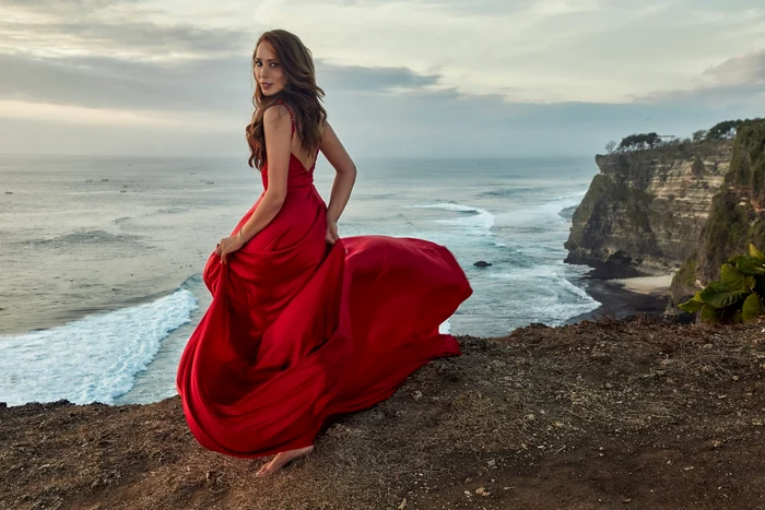 Iulia Vântur în roșu jpg