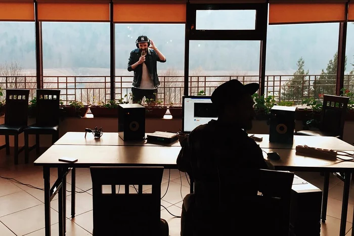 Băieţii au amenajat un studio, cu o vedere superbă la Transfăgărşan