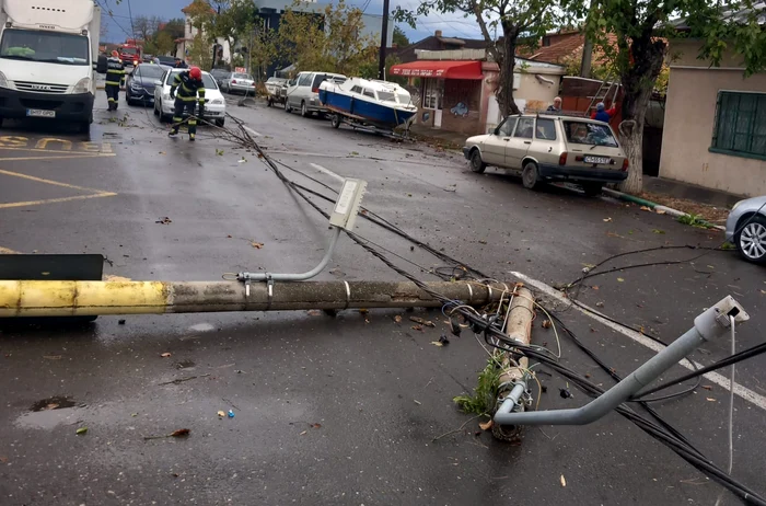 Stâlp doborât FOTO ISU 