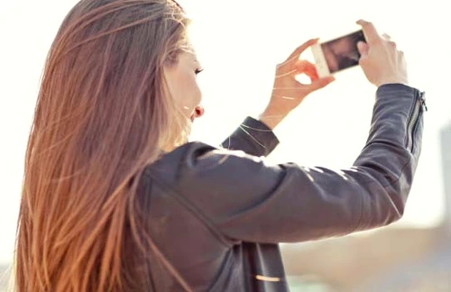 Selfie-ul pe care şi l-a făcut a speriat-o de moarte pe tânără