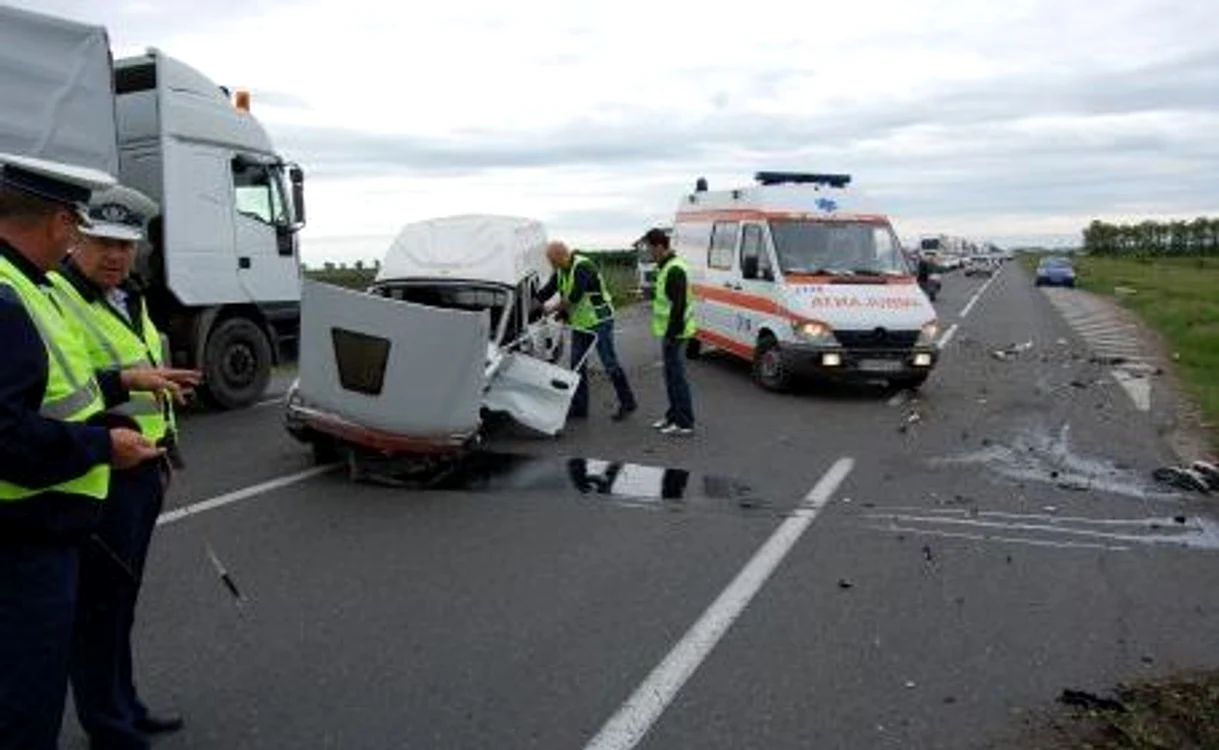 Dacia a fost grav avariată în urma izbiturii iar pasagerii au ajuns în stare gravă la spital