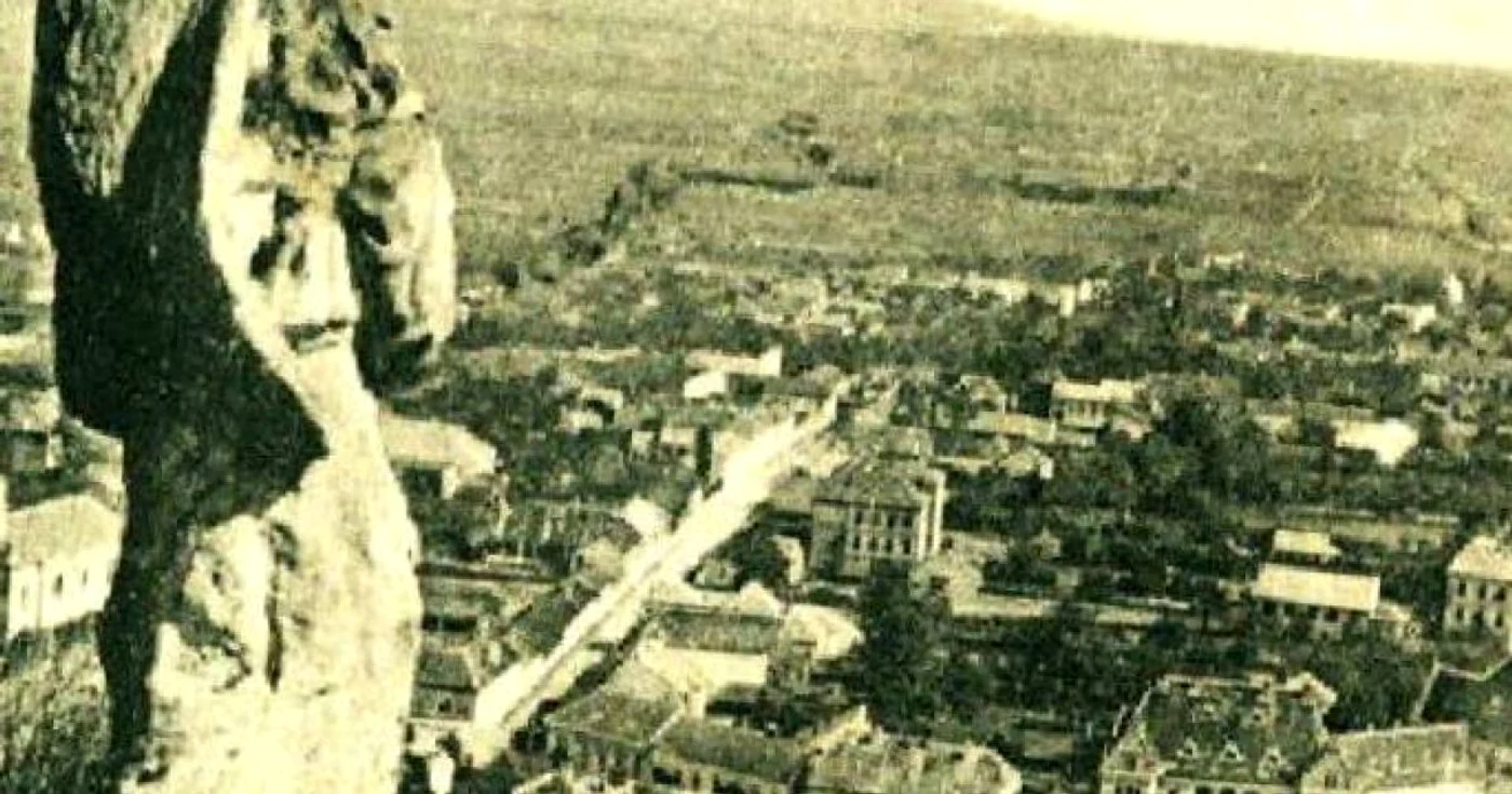 Deva 1923. Un sfant vegheaza asupra orasului. SURSA Facebook / Orasul Deva.