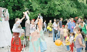 Distracţia la Divertiland  începe la ora 11 00 şi  se termină la ora 20 00 jpeg