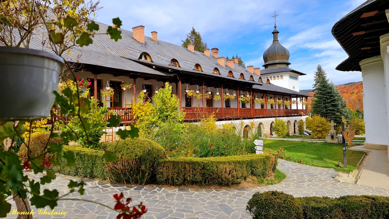 Mănăstirea dăinuie de câteva veacuri FOTO Facebook Mănăstirea Sihăstria - Monah Ghelasie