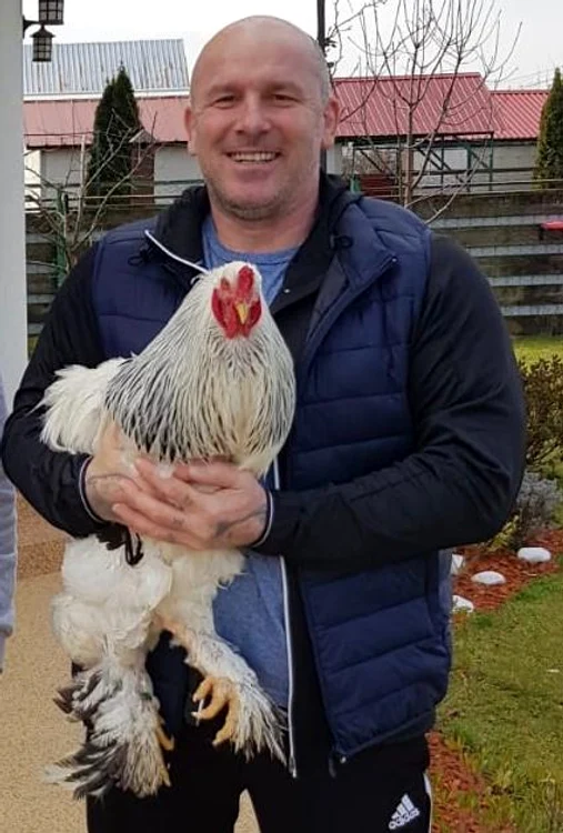 Cătălin Zmărăndescu este tare mândru de păsările lui