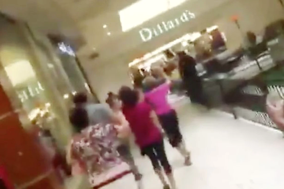 
    Scene de coșmar! Lumea fuge disperată din calea asasinului care ucide tot ce mișcă în magazinul Walmart din El Paso, texas  