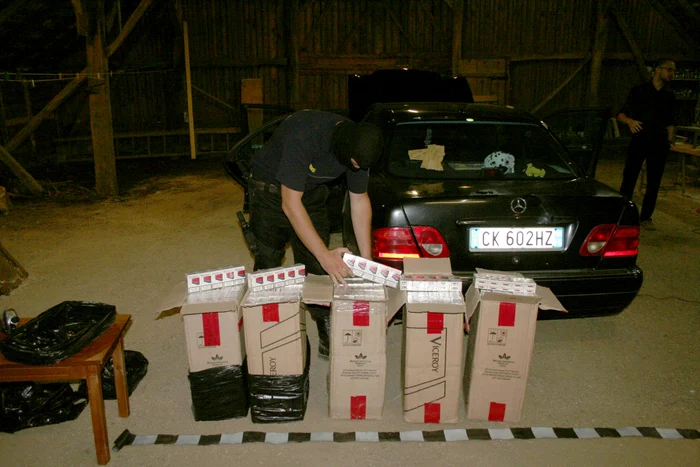 Mascaţii au percheziţionat maşina în care au găsit 2.500 pachete de ţigări