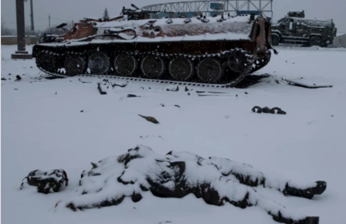 Imagine cutremurătoare cu trupul unui soldat rus mort care zace în zăpadă