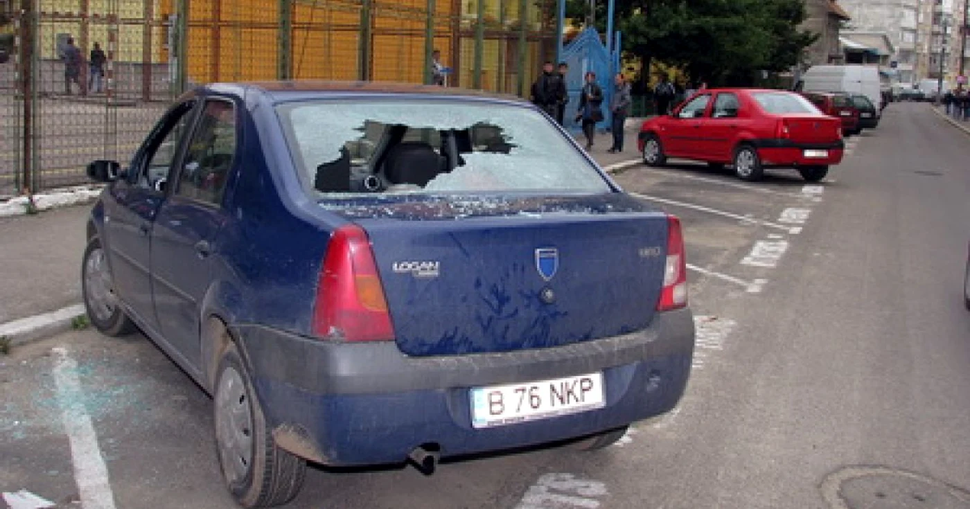 În urmă cu o săptămână, Virgil Munteanu a distrus maşina tatăului elevului