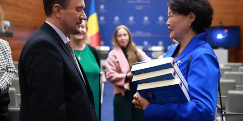 traian hristea autor dictionar roman mongol si ambasadoarea mongoliei jpg