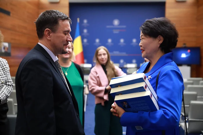 Traian Hristea, autorul lucrării, alături de ambasadoarea Mongoliei FOTO Ministerul de Externe