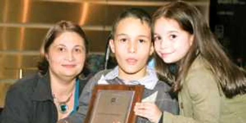 Premiantul Vlăduţ Stamate (13 ani), împreună cu mama şi cu sora lui