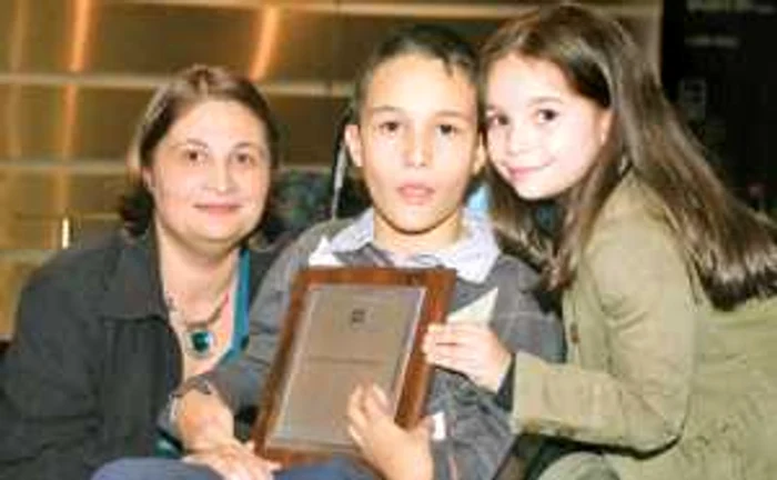 Premiantul Vlăduţ Stamate (13 ani), împreună cu mama şi cu sora lui 