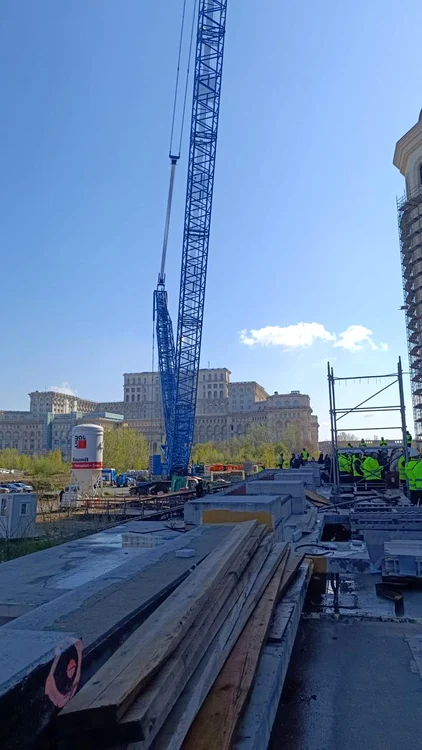 Macaraua a fost adusă în șantier cu ajutorul a 80 de camioane.
