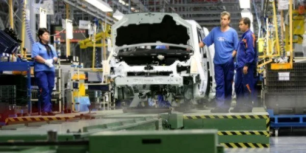 Ford opreşte producţia la Craiova timp de 9 zile în luna octombrie