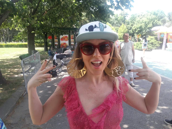 Corina poartă peste tot cerceii norocoși, pe care și i-a făcut la comandă