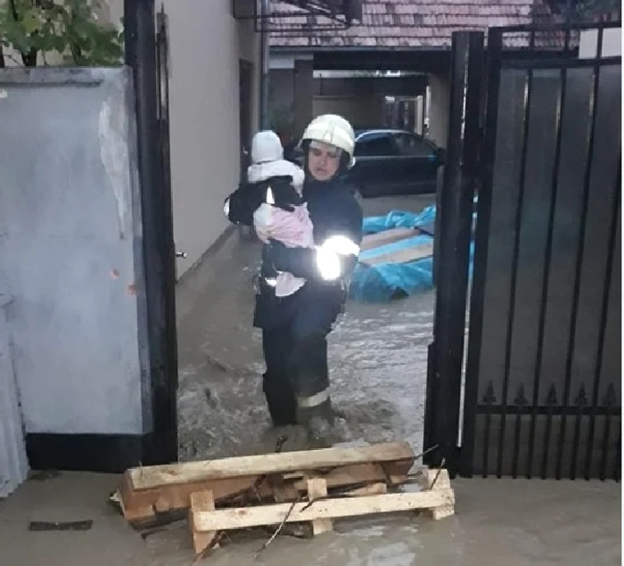 La Bistrița –Năsăud, pompierul militar Mitrofan Claudiu Andrei a intrat în apă să salveze o familie întreagă și un bebelușFoto: ISU: Bistrița-Năsăud