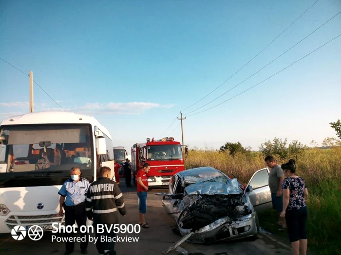 Şoferul autoturismului a pierdut controlul direcţiei FOTO ISU Ialomiţa