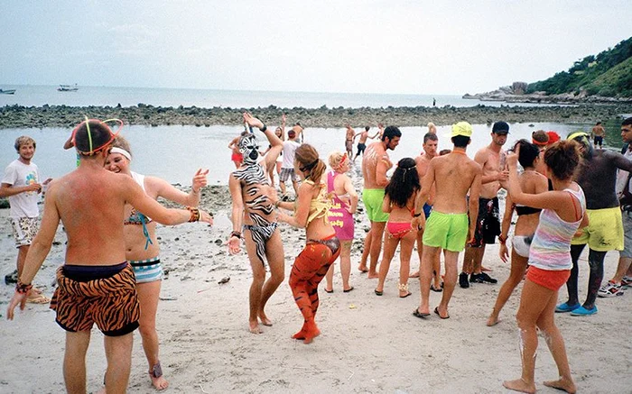 
    Petrecerile nu se termină, fie că e zi sau noapteFoto vice.com  