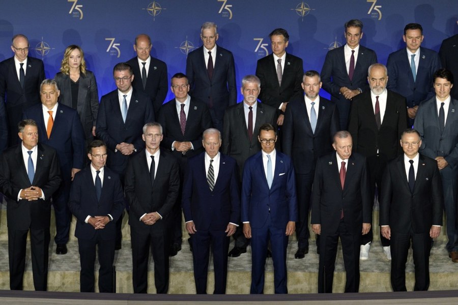 Alianța va sprijini Ucraina pe „calea ireversibilă” către NATO, în timp ce va menţine comunicarea cu Moscova, se arată în proiectul declarației finale al summitului