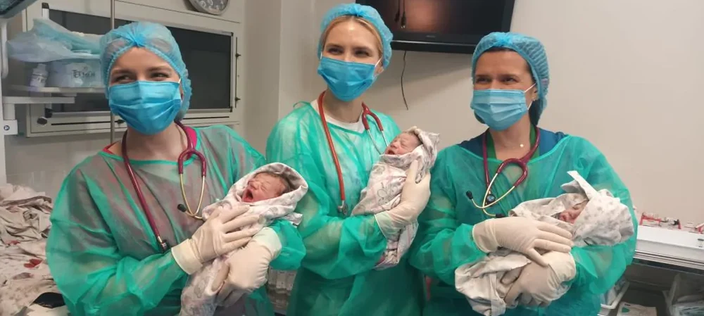 Caz rar la Timișoara: Femeie care își dorea un copil a născut tripleți din sarcină naturală