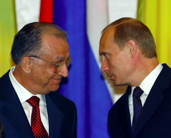Ion Iliescu, alături de președintele Rusiei, Vladimir Putin. FOTO: AFP