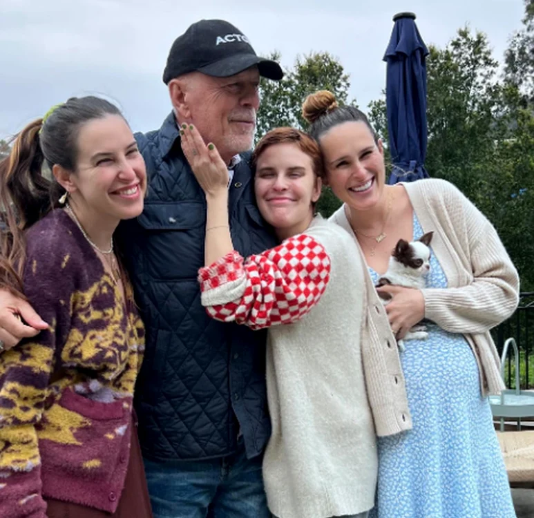 Bruce Willis a fost sărbătorit de întreaga sa familie (Foto: captură video Instagram)