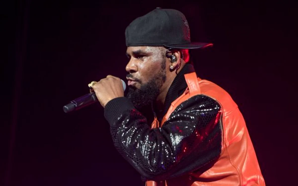 R. Kelly este acuzat de abuz de către o femeie care, iniţial, i-a luat apărarea FOTO  Guliver/Getty Images
