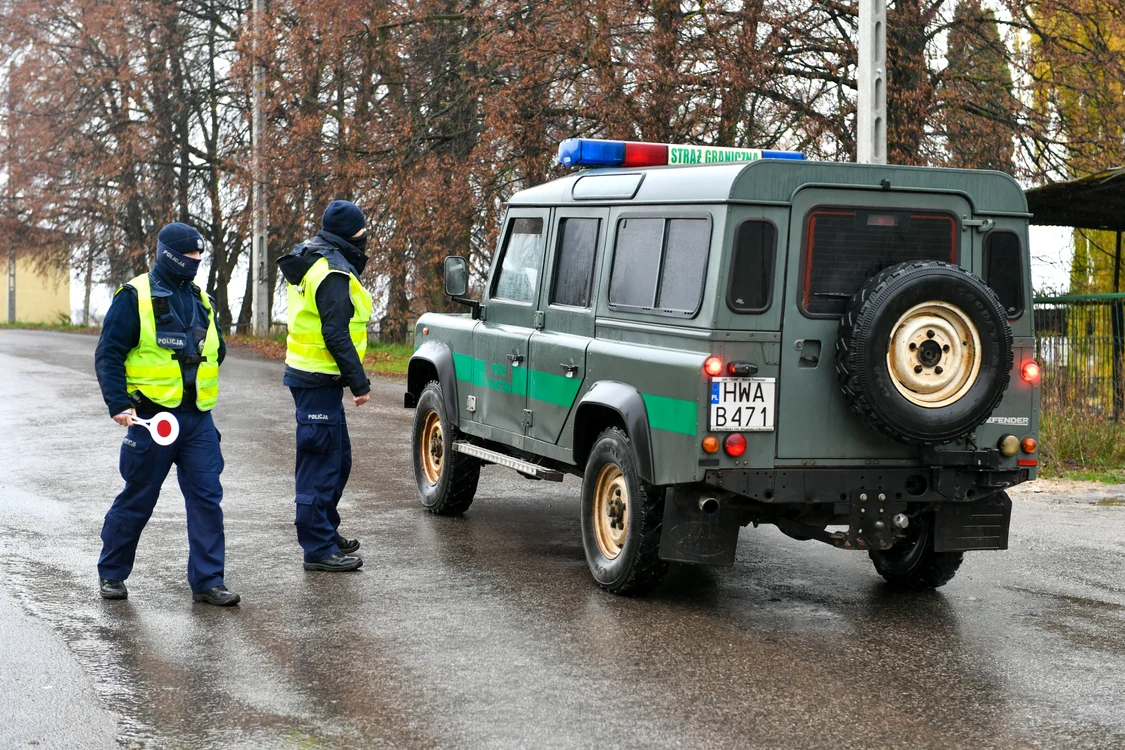 Poliția poloneză patrulează în satul Przewodow FOTO Profimedia