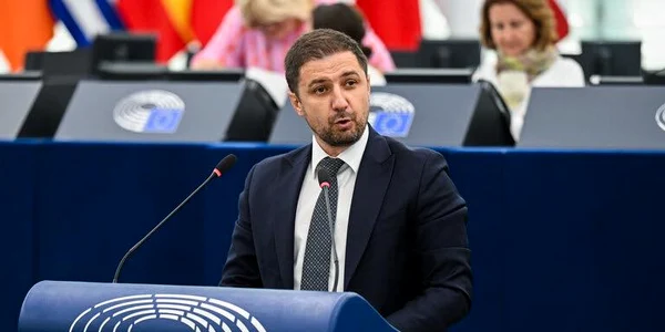 Adrian Axinia FB jpg