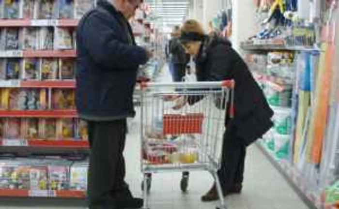 Piteştenii pleacă din magazine cu coşurile aporape goale