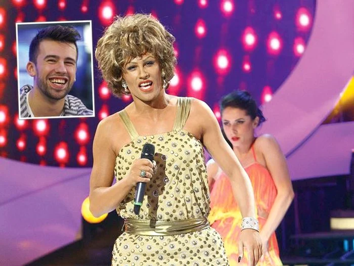 
    Andreea o imită  pe Rihanna,  dar şi coregrafia  sexy a acesteia  