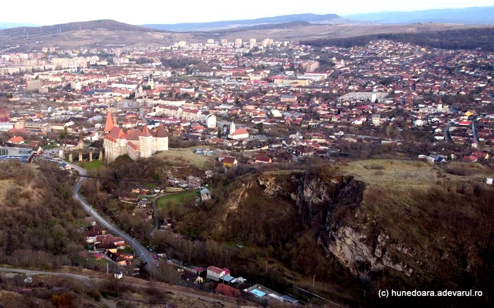 Dealul Sânpetru și Castelul Corvinilor. Foto: Daniel Guță. ADEVĂRUL