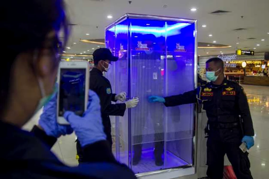 Cabină de decontaminare la Aeroportul Internaţional Juanda din Surabaya - Indonezia 27 martie 2020 FOTO EPA-EFE