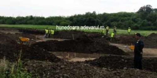 Deținuții lucrează la autostradă.