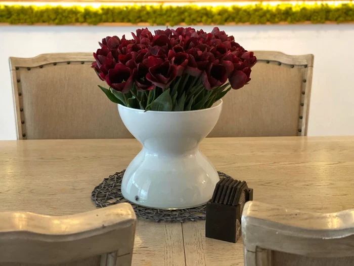 Un buchet generos de lalele, așezat într-o vază deosebită, poate fi un alt aranjament pentru masa de Paște